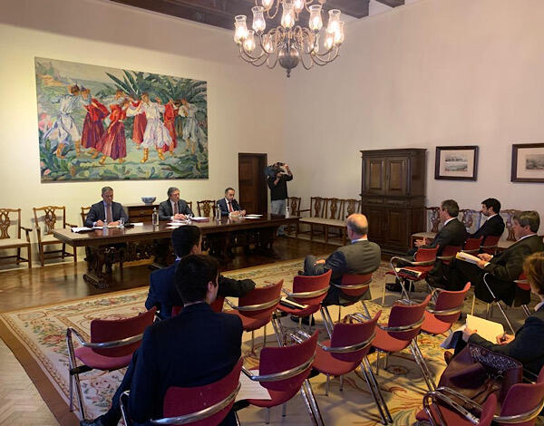 Vice-presidente sensibiliza instituições bancárias para apoiar financeiramente famílias e empresas