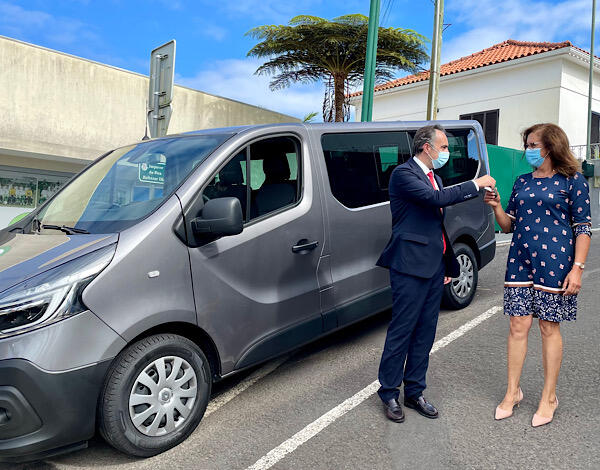 Nova carrinha assegura transporte de 85 atletas da formação