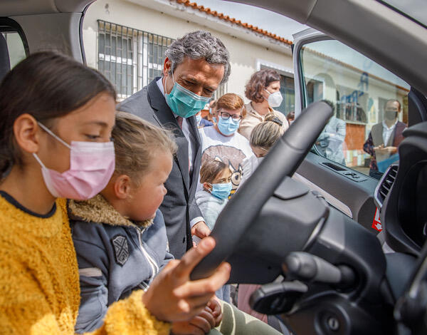 Nova carrinha “abre horizontes” às crianças e jovens da Nogueira