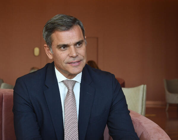 “em viagem” comentada, é o novo projeto do Governo Regional