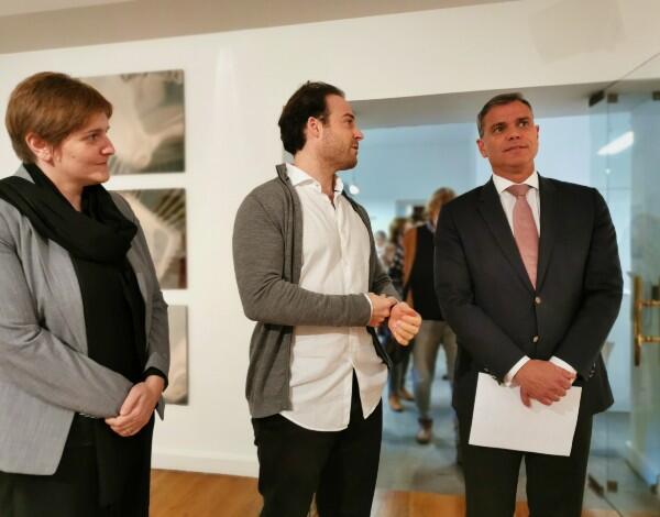 Martim Brion doa peça escultórica ao MUDAS