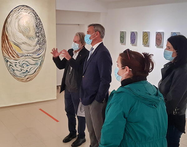 Eduardo Jesus visitou exposição “Imersão – Fora do Tempo”