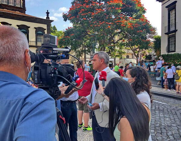 Colocação das flores pelas crianças é um contributo especial