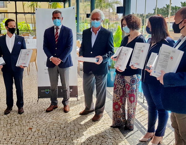 Eduardo Jesus entrega certificações 'Madeira Safe to Discover' ao grupo PortoBay