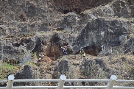 Pedra de grandes dimensões retirada da escarpa da Calheta (vídeo em anexo)