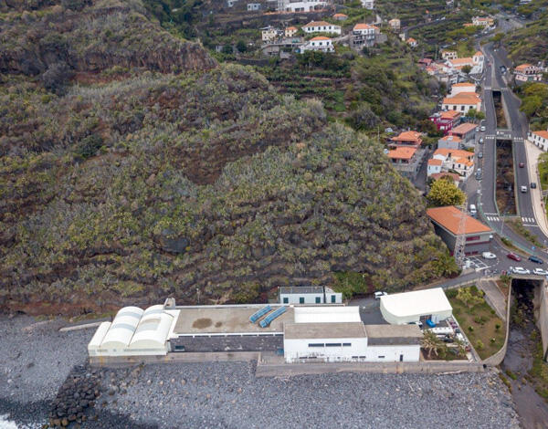 Blocos instáveis sobre Centro de Maricultura da Calheta retirados com sucesso e sem danos