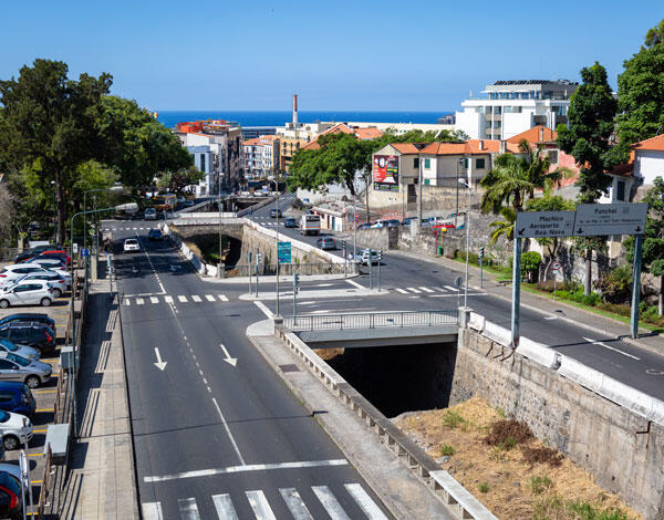 Obras de reconstrução de guardas, passeios e acesso à praia do Funchal na Ribeira de João Gomes vão avançar