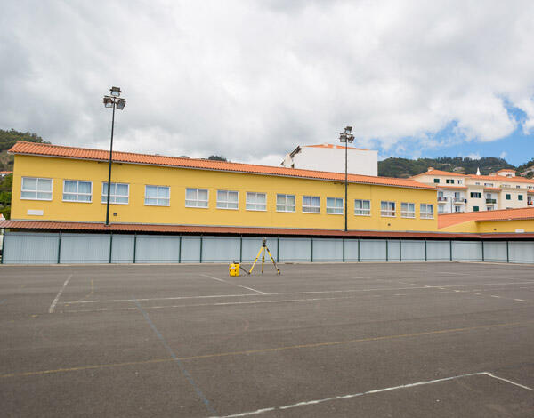 Escolas do Caniço, Santo António e São Roque ganham coberturas nos polidesportivos