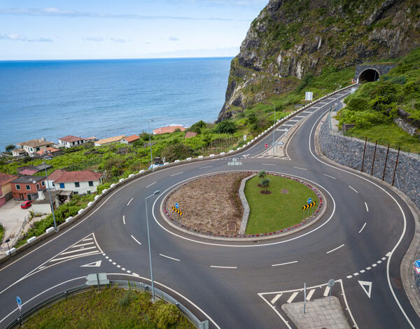 Requalificação das rotundas da Boaventura, Ponta Delgada e Fajã da Areia dá nas vistas, com motivos diferentes e uma história