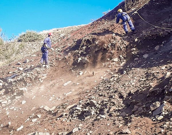Rocheiros da DRE intervêm em escarpas do Porto Santo  para reforçar segurança