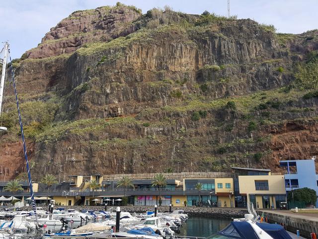 Porto de Recreio da Calheta encerrado para obras de contenção do talude sobranceiro