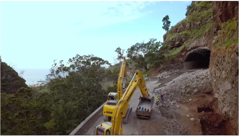 Vídeo mostra desmonte de parte da encosta sobranceira à ER 118 