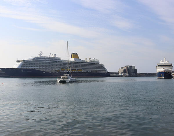 Porto do Funchal com 'turnarounds' simultâneos, a sul e norte