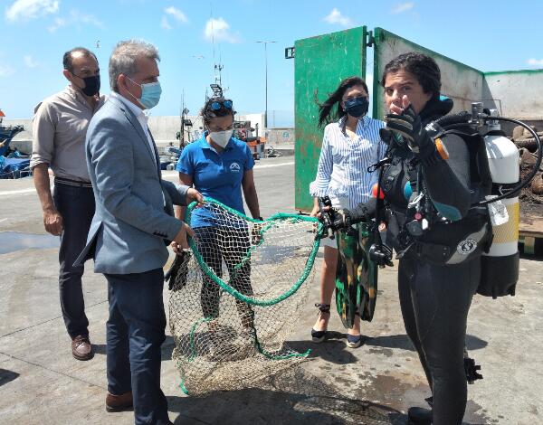 Limpeza do fundo do porto de pesca do Caniçal surpreende pela quantidade de pneus recolhidos