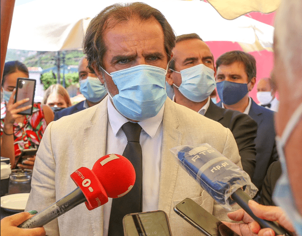 Governo reforça rede de laboratórios no Continente para teste à COVID