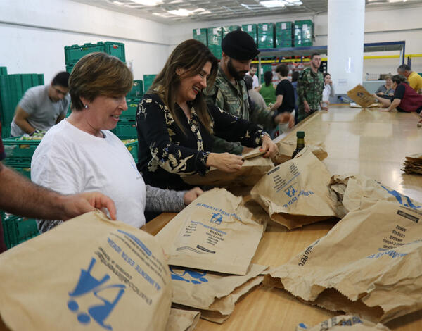 Augusta Aguiar visita armazém de recolha do Banco Alimentar