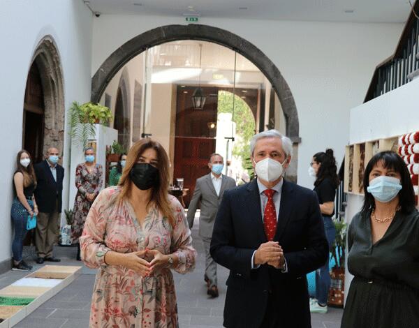 Augusta Aguiar na abertura da exposição – “Os Grande Azuis”