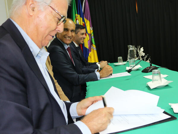 Ponto e Vírgula renovado por 4 anos