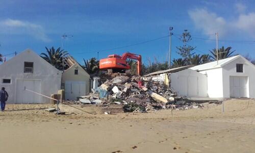 Governo cumpre e deita abaixo Casa da Lancha ilegal 