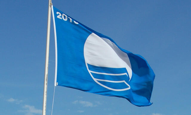 A Bandeira Azul volta a ser hasteada na Praia da Fontinha – Porto Santo