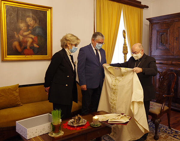Paramentos episcopais com Bordado Madeira oferecidos ao Bispo do Funchal