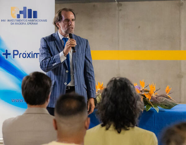 Miguel Albuquerque garante empenho total na construção de habitação