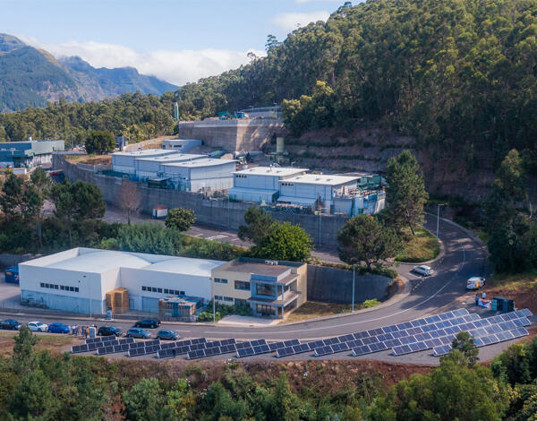 Madeira vai continuar a apostar na colocação de painéis fotovoltaicos em edifícios públicos