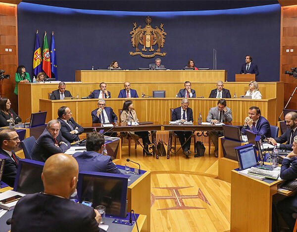 Orçamento de confiança e que responde à atual situação regional e europeia