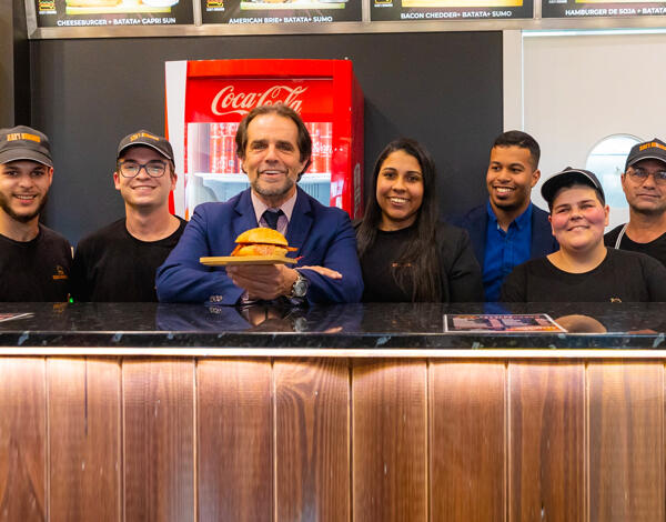 Albuquerque na abertura do Ilha’s Burger no Caniço Shopping