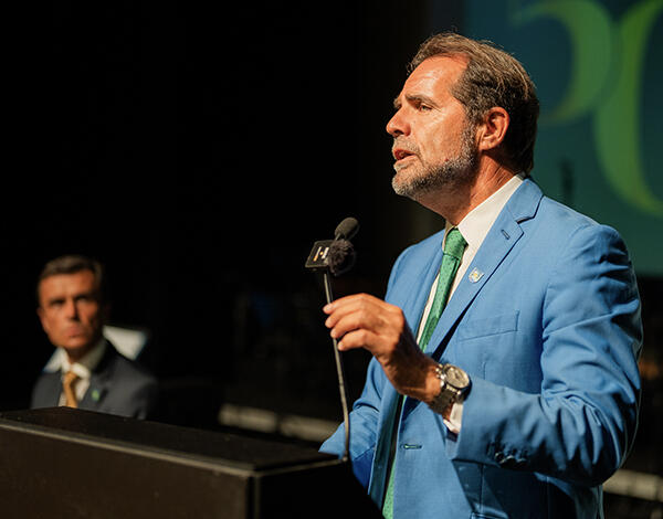 Albuquerque em aniversário da Casa do Povo da Calheta