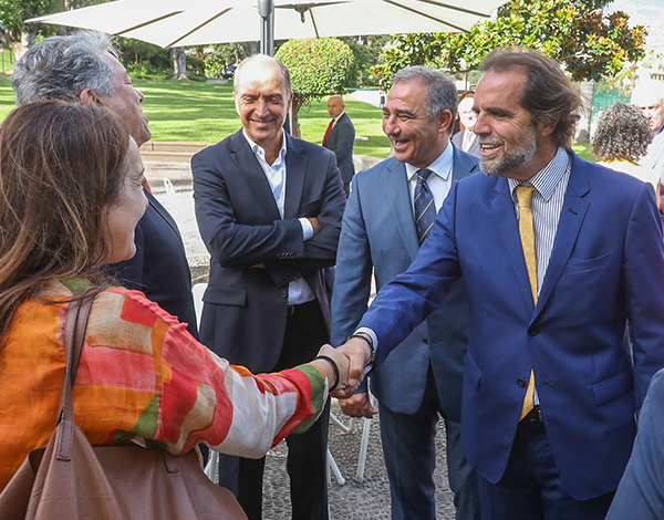 Empresários e membros dos governos insulares em encontro informal na Quinta Magnólia