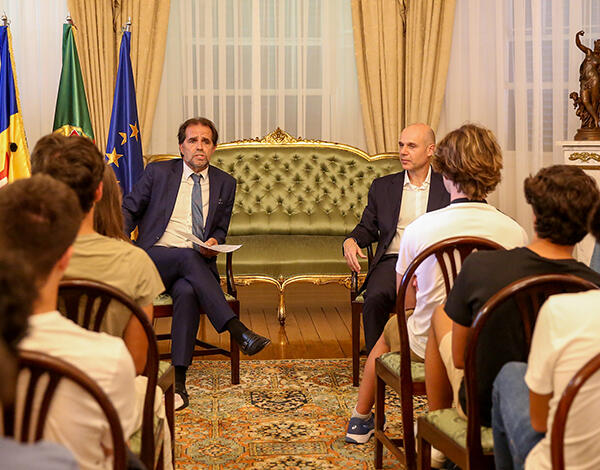 Da pobreza, abandono e estratificação à construção de uma sociedade moderna 