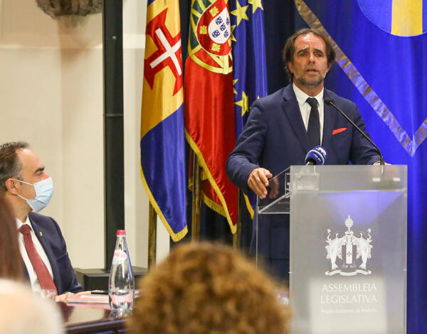 Regressão do país e obsessão esquizofrénica com a Madeira 