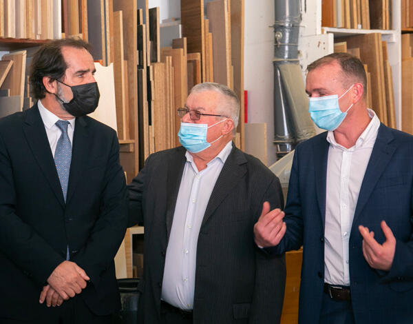 Albuquerque elogiou crescimento da empresa “Madeira Criativa”