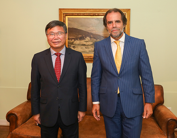 Albuquerque recebeu embaixador da China em Portugal 