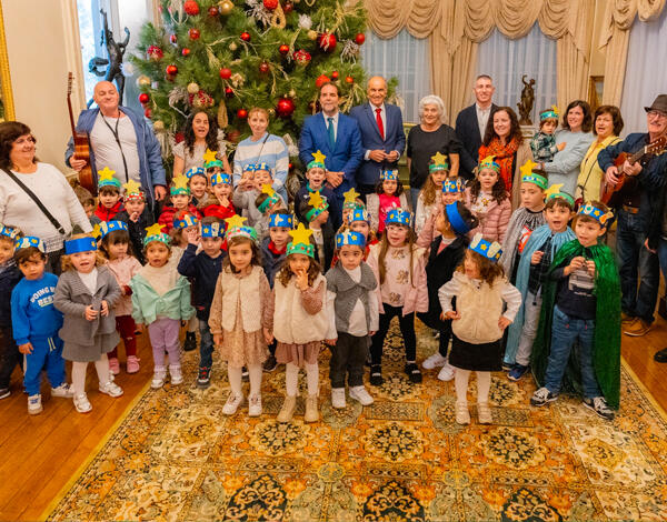 Crianças do Lombo da Guiné cantaram os Reis ao Presidente 