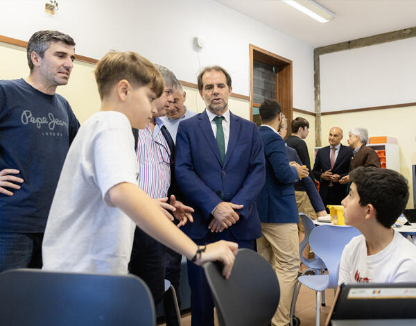 «Não podemos ficar para trás» na formação digital dos nossos alunos