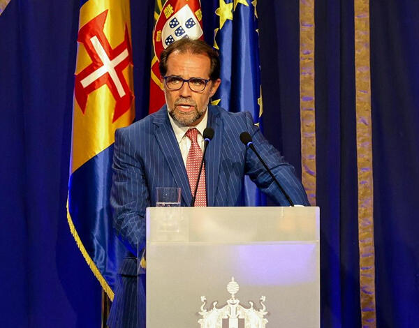 Governo estável a apostar na Saúde e na Educação com redução de impostos, mais Autonomia e nova Lei das Finanças