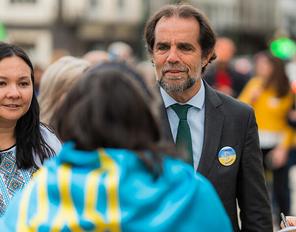 Albuquerque foi à Praça do Município solidarizar-se com vigília pelo povo ucraniano