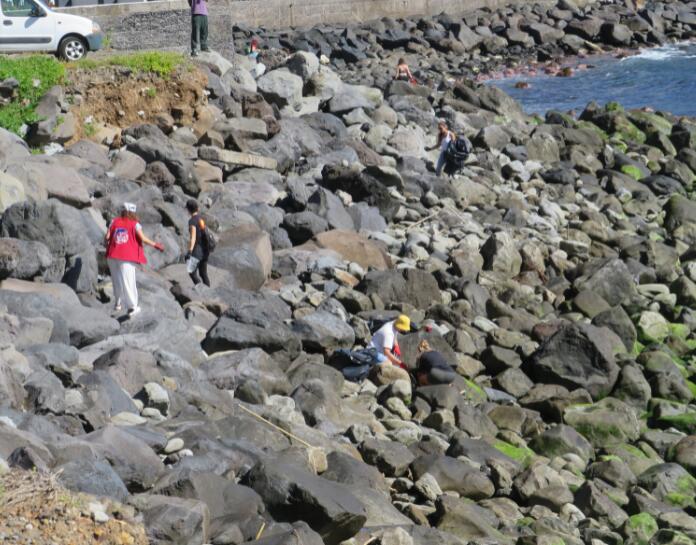 Ação de limpeza de lixo-marinho