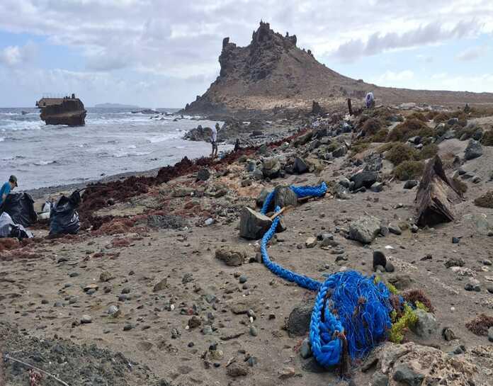 Monitorização de lixo-marinho na Selvagem Pequena
