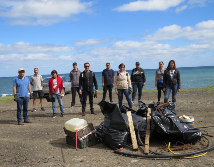 Limpeza de lixo-marinho costeiro em área de acumulação