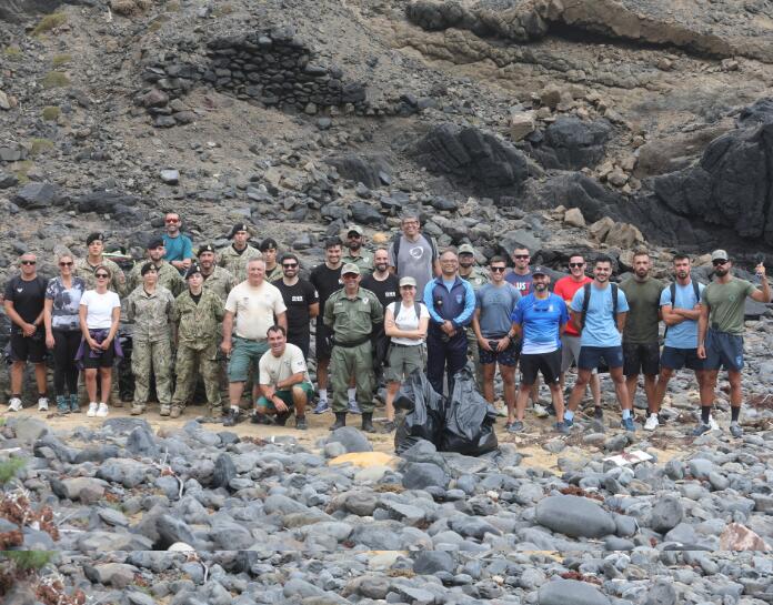 Ação de limpeza de lixo-marinho