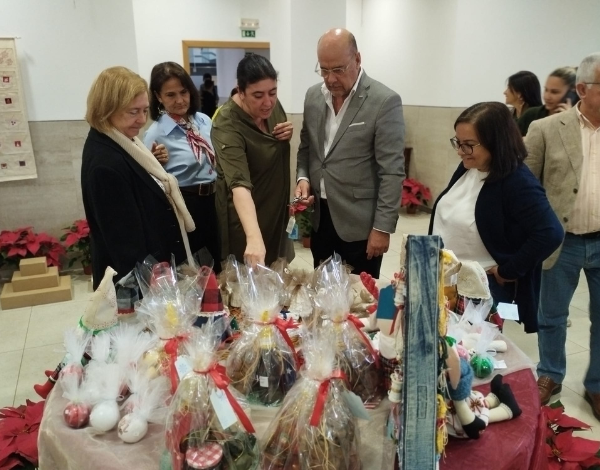 Diretor Regional de Educação visita exposição “Natal em Cada Gesto” do STFP