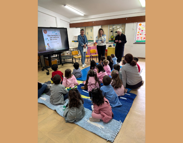 Alunos do Pré-Escolar da EBS/PE/C Dona Lucinda Andrade participaram na atividade "Um detetive em cadeira de rodas” 