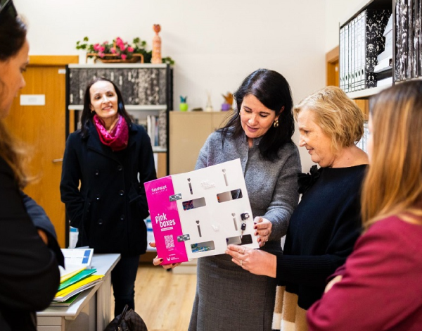 Autarquia entrega 'Pink Boxes' nas escolas do Funchal
