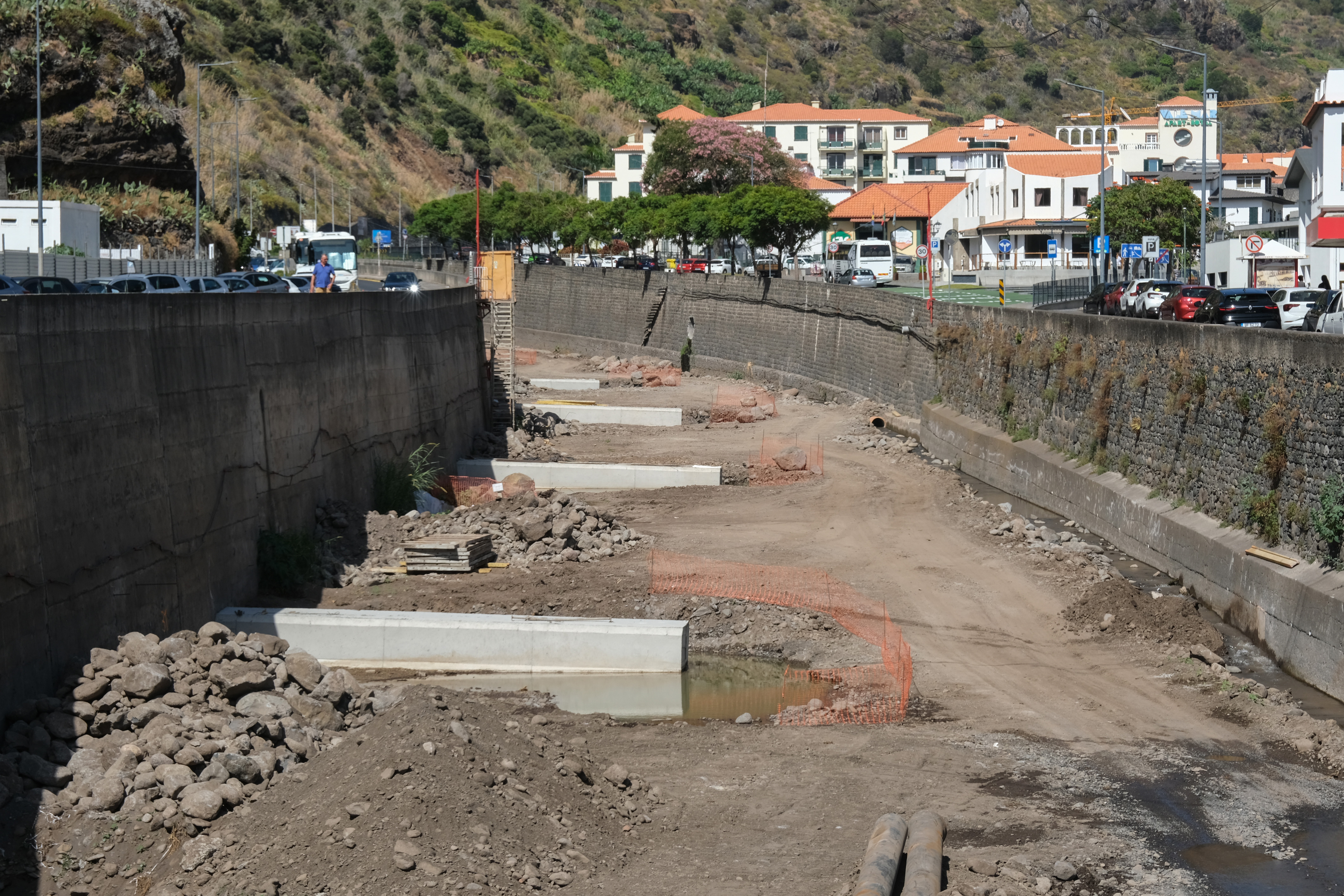 Reabilitação das Estruturas Hidráulicas da Ribeira Brava a Jusante da Ponte Vermelha