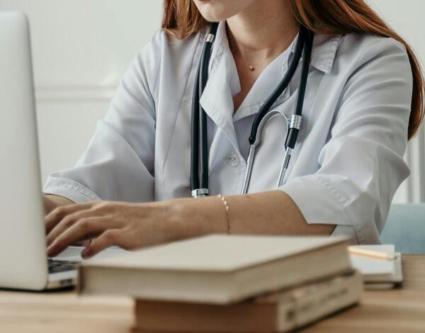 Baixas médicas eletrónicas alargadas a entidades de saúde privadas e sociais