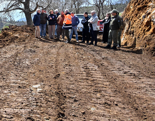 Micaela Fonseca de Freitas acompanha trabalhos de execução de caminho estratégico para veículos táticos