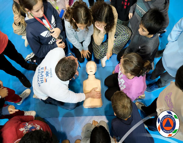 Proteção Civil ensinou manobras de Suporte Básico de Vida aos alunos da EBS Dr. Ângelo Augusto da Silva